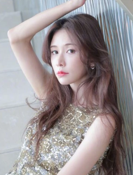 林志玲放飞自我?穿“肚兜长裙”上台领奖,转身那一刻美翻天