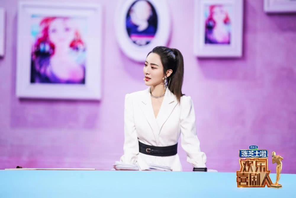薇娅开直播,灰色卫衣配灯笼辫美成少女,带货能力和潮流品味都有