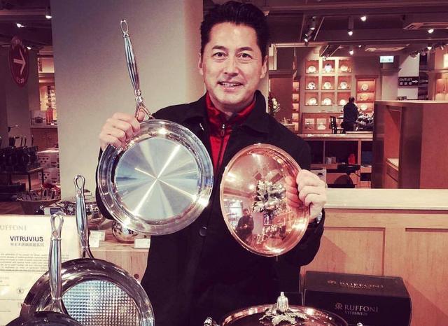 28岁人气女星晒与女友甜蜜合照,因公开出柜和性感身材备受争议