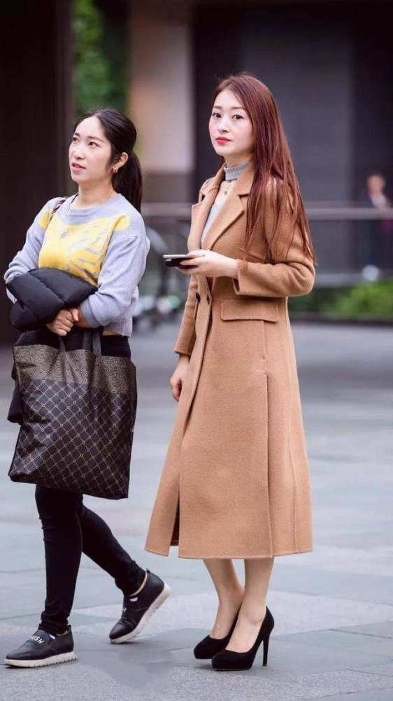 国内街拍：冬季穿搭我拒绝臃肿厚外套，不惧严寒秀好身材