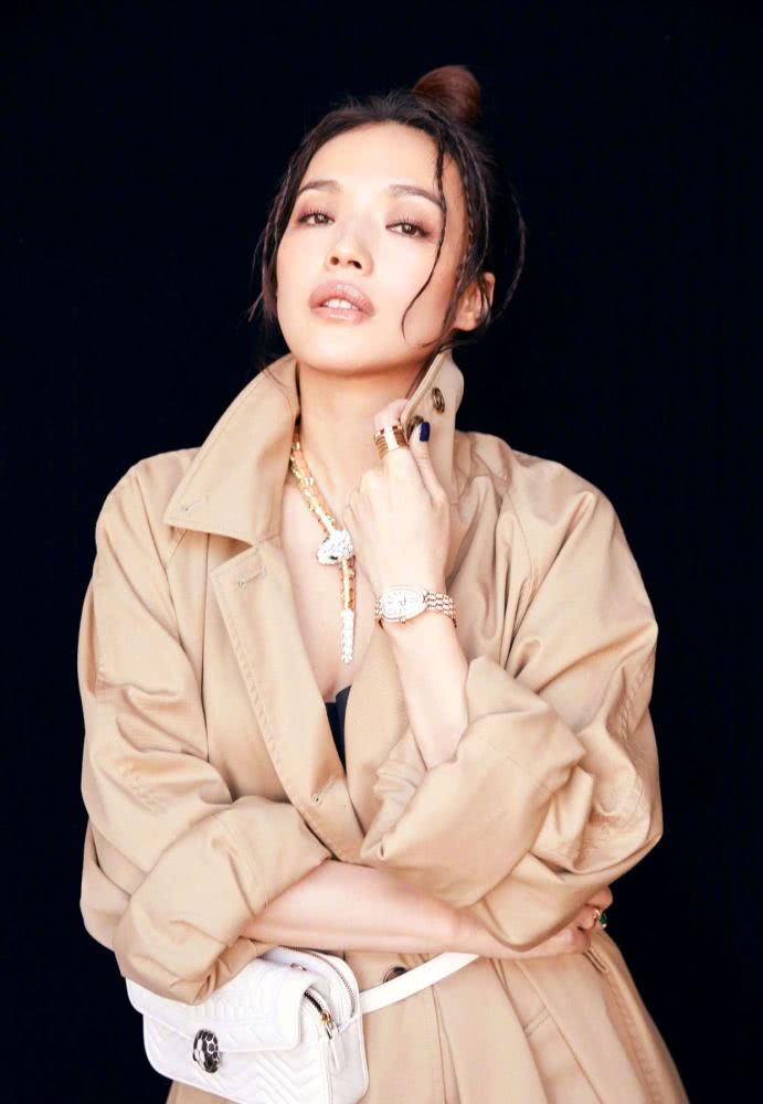 舒淇身穿驼色大衣配上一条“蛇”圈项链，个性十足