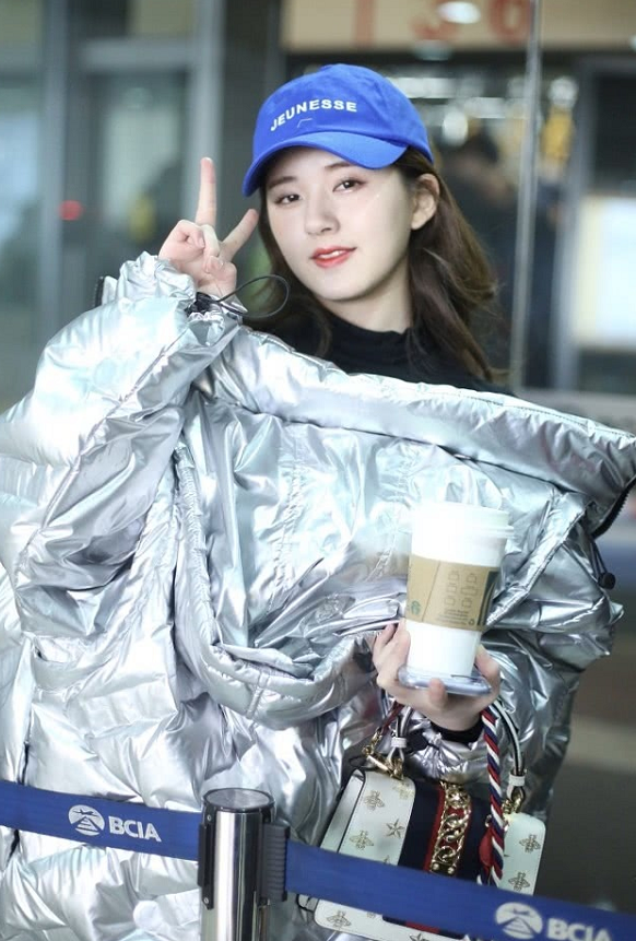 赵露思牛仔裤长短不一太潮了,凭身材轻松穿出小细腰