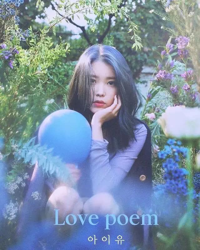 李知恩穿浅蓝色毛衣搭百褶短裙,凸显一双笔直大长腿,少女感十足