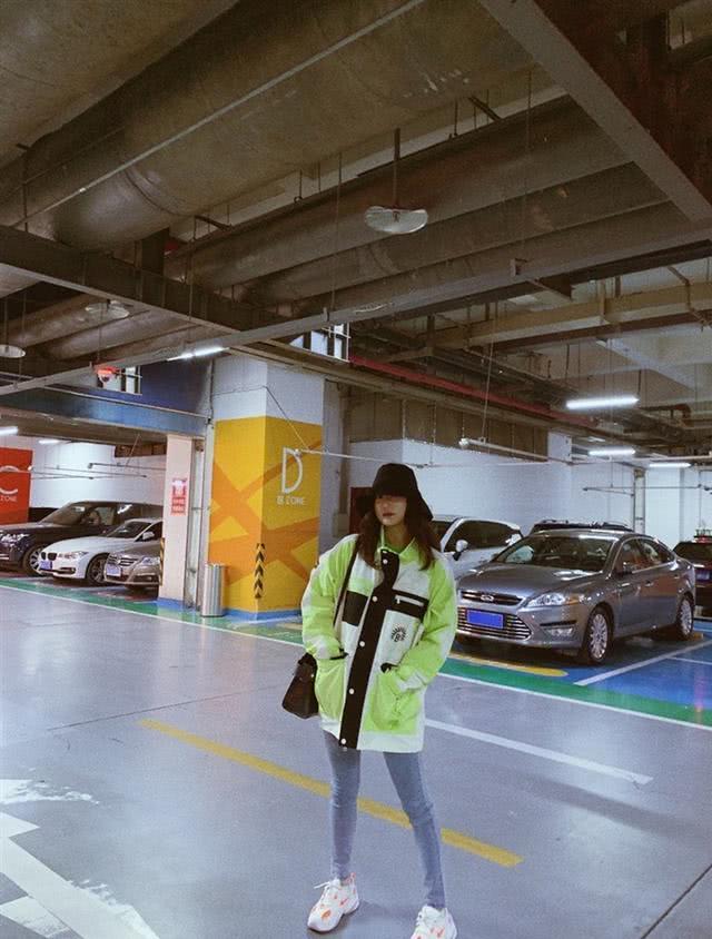 大学季一年级与灿烈互喂薯片袁雨萱，私下是个穿着率真的个性女孩