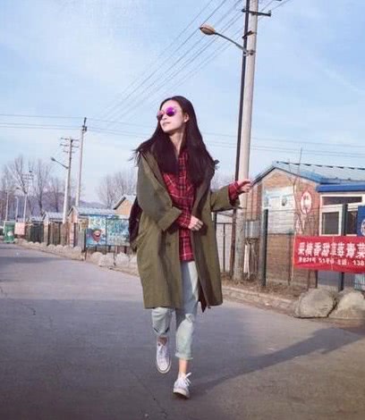 泰国“迪丽热巴”旅行照片穿黑色外套搭配高领毛衣，保暖舒适还好看