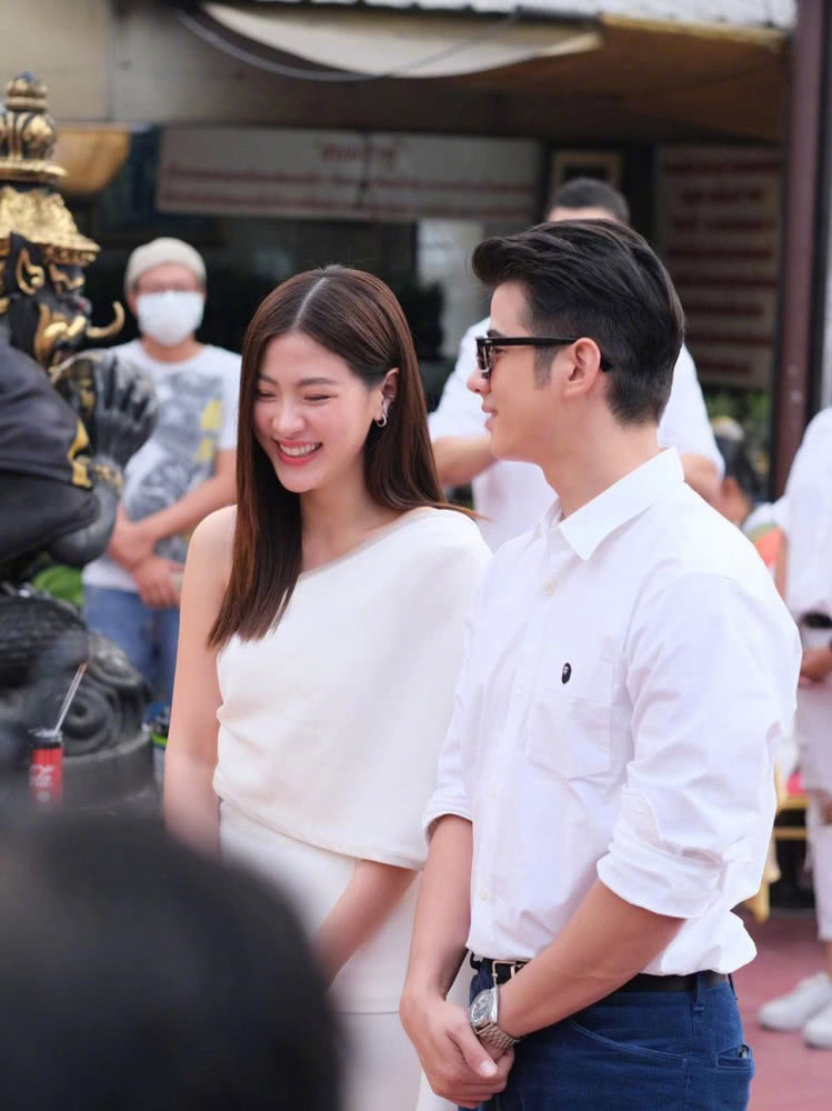 《初恋这件小事》后再合作，小水斜肩造型优雅，马里奥却变油腻？