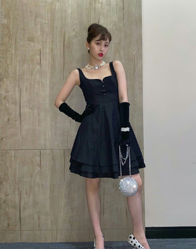 她因“蔡敏敏”圈粉无数,虞书欣身穿赫本黑裙出镜,尽显古典优雅