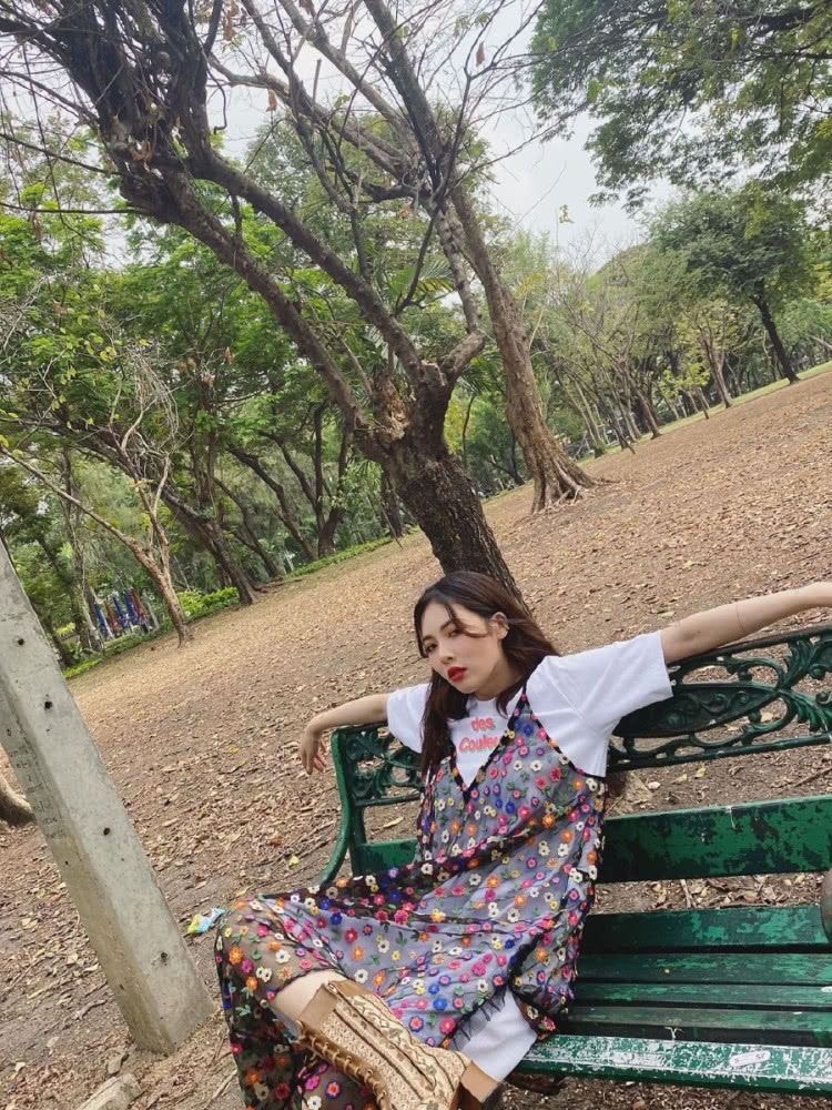 JENNIE大胆挑战碎花裙造型，却和金泫雅风格差距却这么大？