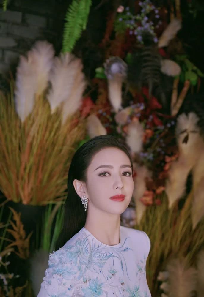 佟丽娅新造型太抢镜,一袭刺绣鱼尾礼服端庄优雅,侧身凹凸感好强