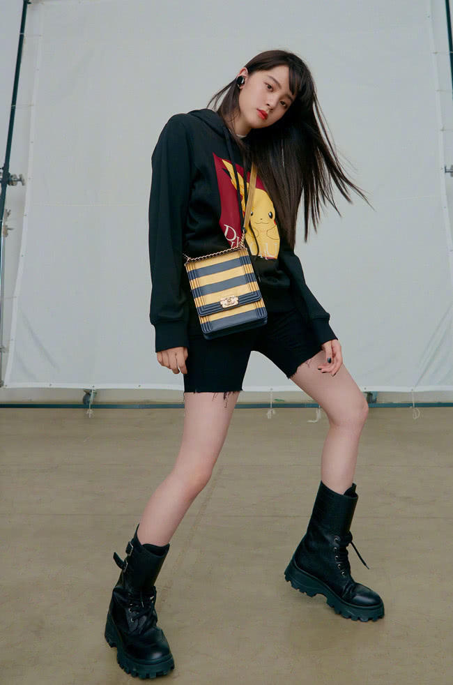 欧阳娜娜终于放弃匡威了，现在新带火的这款“毒液靴”，无敌潮