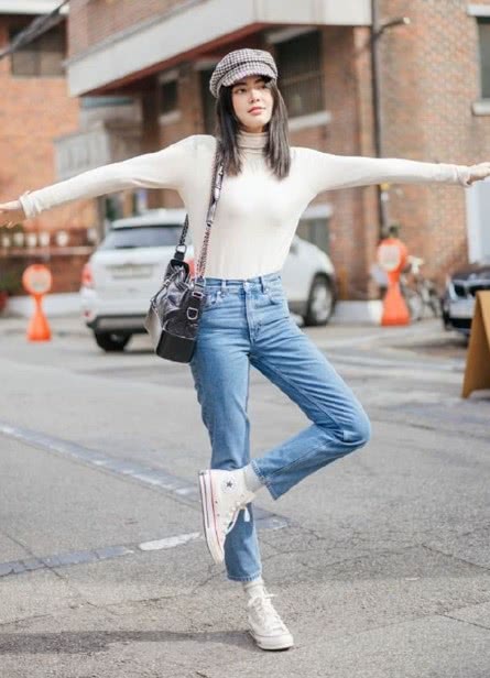 泰国“迪丽热巴”旅行照片穿黑色外套搭配高领毛衣，保暖舒适还好看