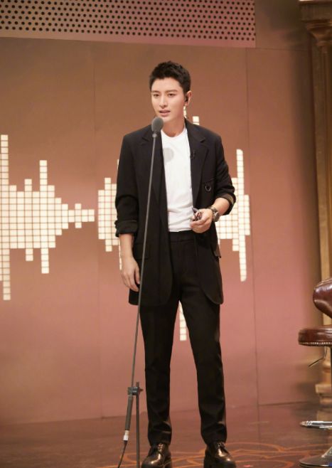 离婚不到一年，李小璐还是那个李小璐，贾乃亮却判若两人！