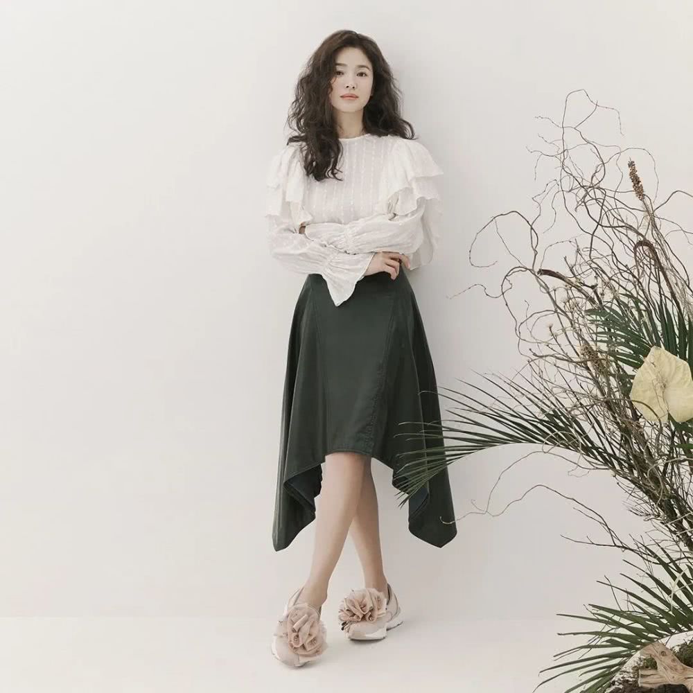 宋慧乔新造型方领短裙配高跟腿长吸睛，矮个子女性就该这样穿