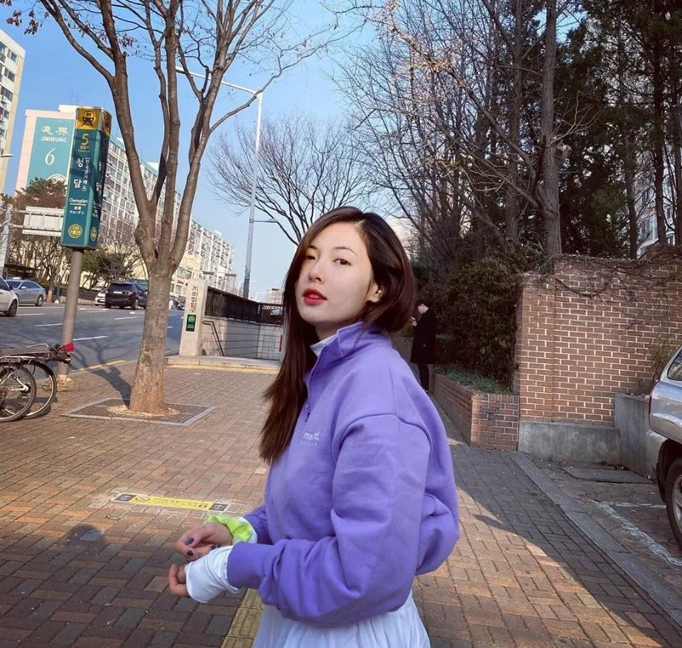 金泫雅穿紫色卫衣配白色半裙,28岁笑容清新甜美