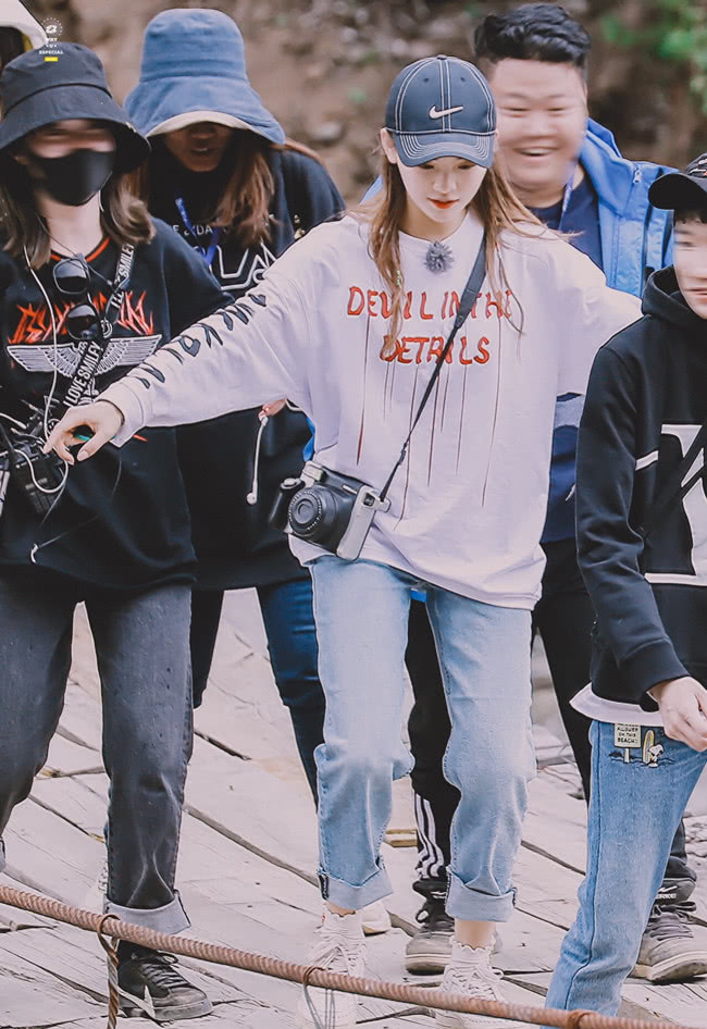 杨超越颜值高身材比例太好，这腿长要命了