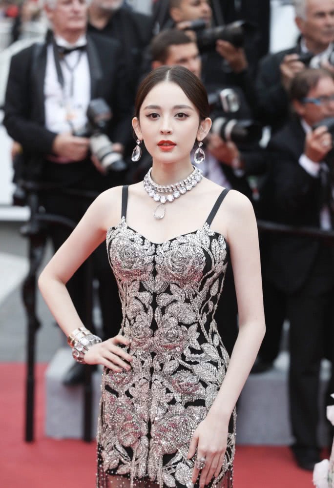 古力娜扎穿玫瑰刺绣薄纱裙亮相红毯，气质艳压全场