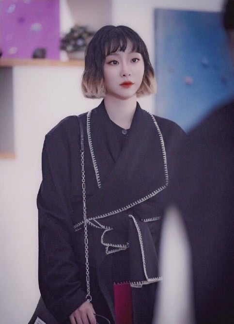 这位天才少女不仅演技爆棚，也是一位超会穿搭的时髦精，太带感了！