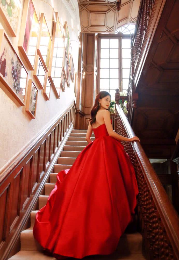 徐璐身穿一袭红色连衣裙配精致耳环,美得像盛开的玫瑰