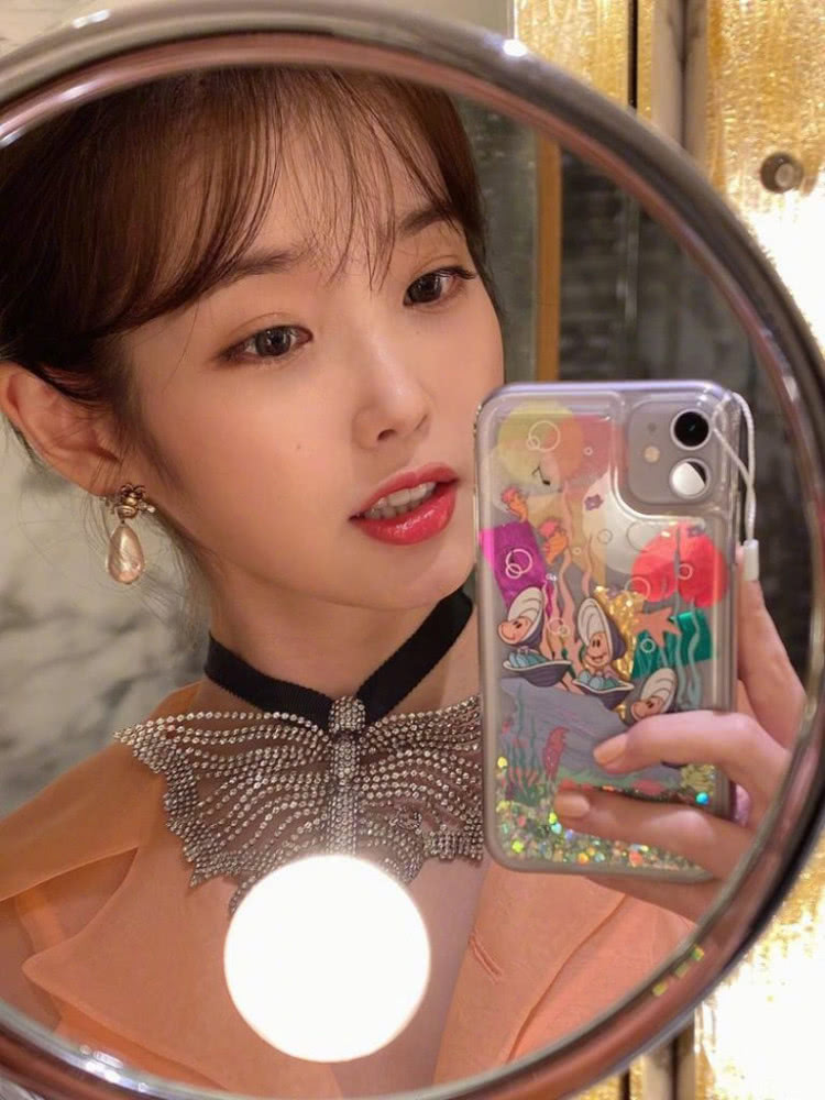 IU与MAI同框看秀,穿橘粉色薄纱裙,竟不输泰国“第一神颜”?