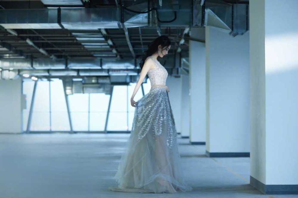 杨幂闪钻连衣裙优雅精致，长卷发造型风情万种