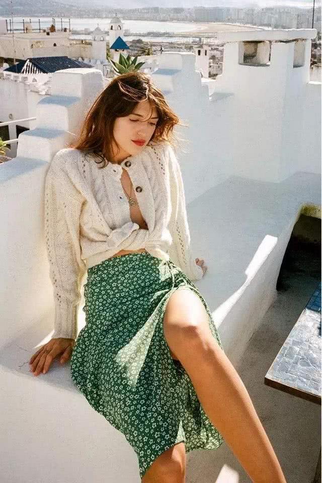 简单的毛衣也能搭出花?看看时尚博主的大秀,春天就该这么穿