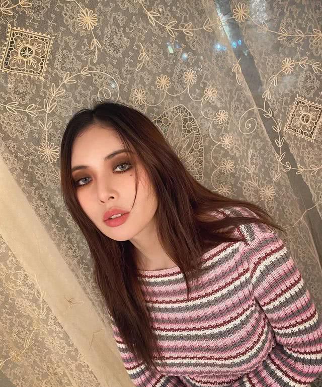 泫雅带红彩虹风后还想带红熊猫妆，穿搭素净真不像是小野马