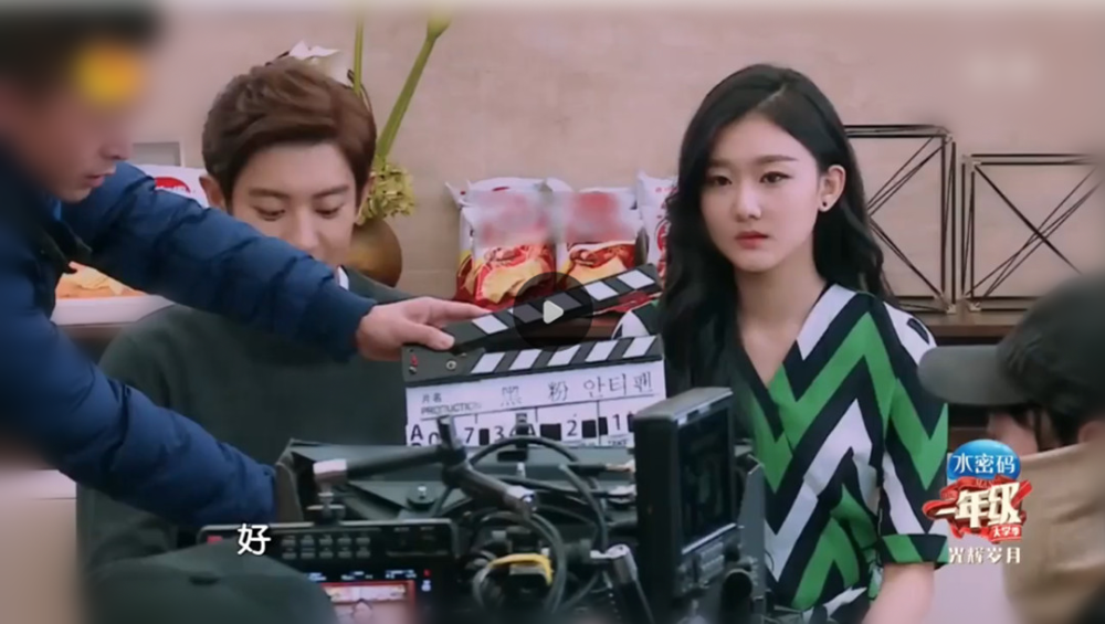 大学季一年级与灿烈互喂薯片袁雨萱，私下是个穿着率真的个性女孩