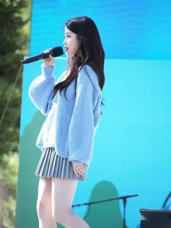 李知恩穿浅蓝色毛衣搭百褶短裙，凸显一双笔直大长腿，少女感十足