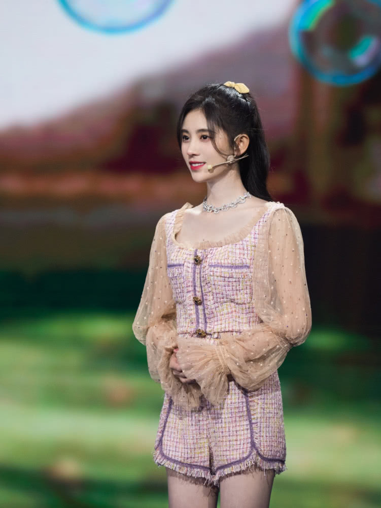 159CM鞠婧祎身穿小香风套装,轻松显高10CM?