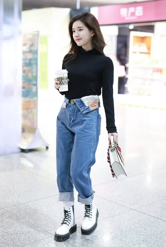赵露思牛仔裤长短不一太潮了,凭身材轻松穿出小细腰