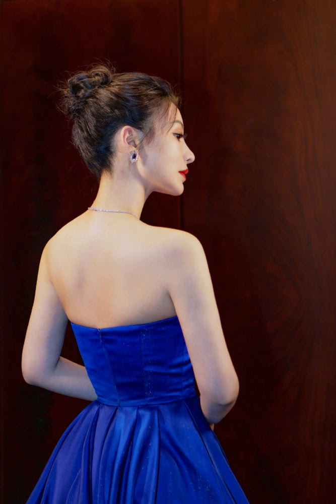 当柳岩遇上徐冬冬，仗着身材丰满挑战抹胸裙，谁更火辣