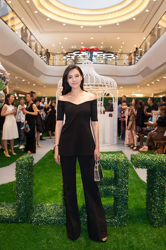 高圆圆身穿一袭黑色休闲套装，意外穿出高级感