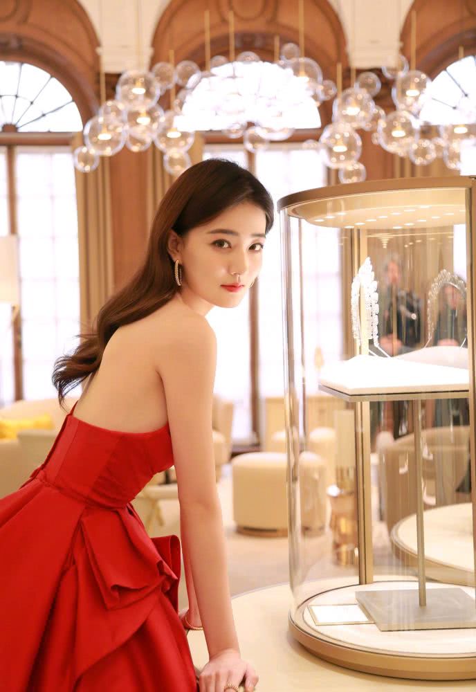徐璐身穿一袭红色连衣裙配精致耳环,美得像盛开的玫瑰