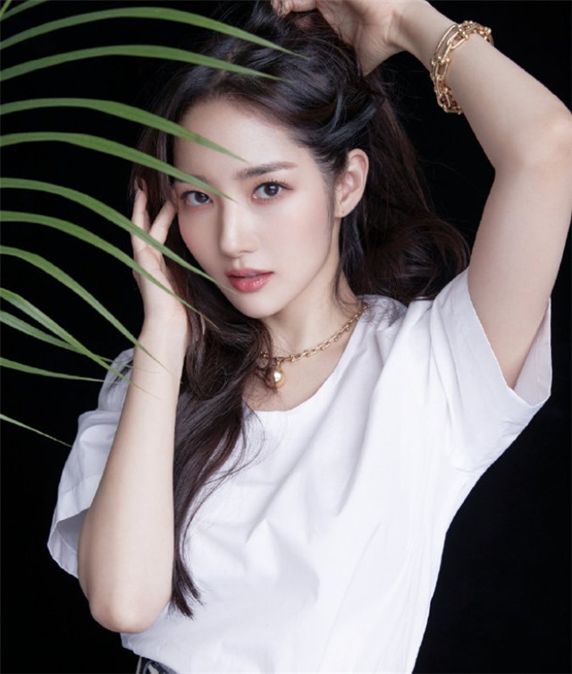 女人过了45岁,拍照学会这3招,轻松拍出大片感