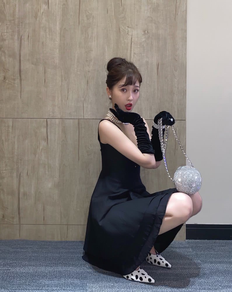 她因“蔡敏敏”圈粉无数,虞书欣身穿赫本黑裙出镜,尽显古典优雅