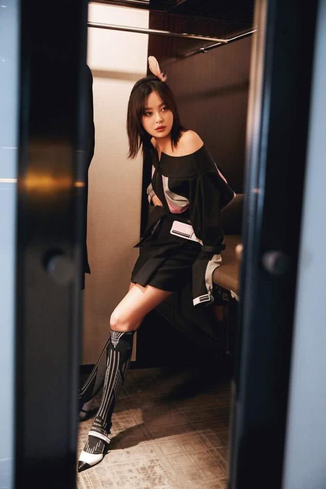辛芷蕾在高跟鞋里穿起了长筒袜，效果真够吸睛的