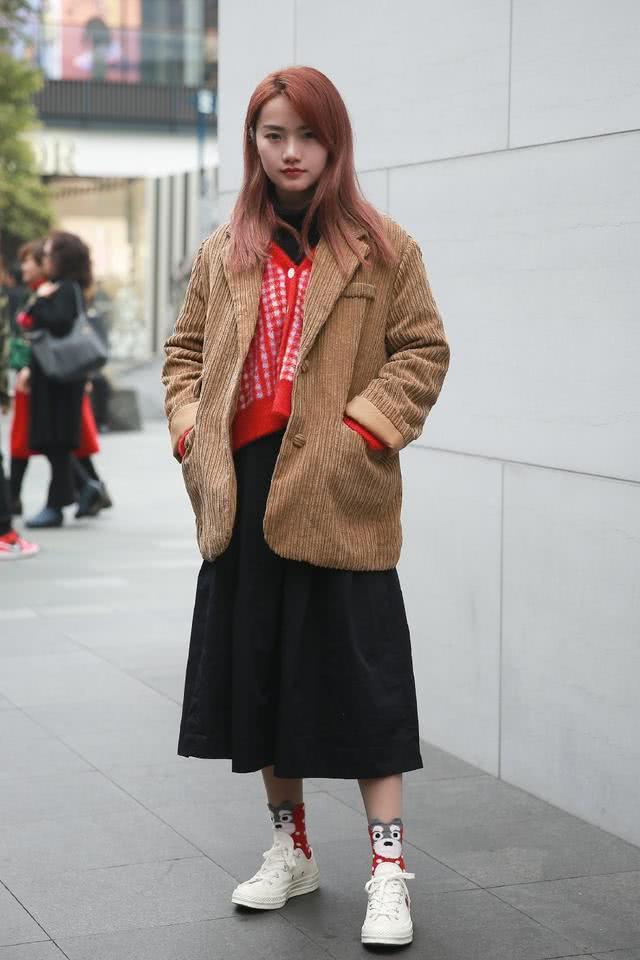 2020国内街拍：遮肉又显瘦的连衣裙潮女们最爱，又美又嫩超NICE