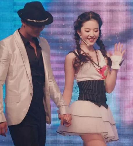 刘亦菲19岁舞台照被扒,穿三分裙热舞,看清男舞伴:粉丝沸腾了