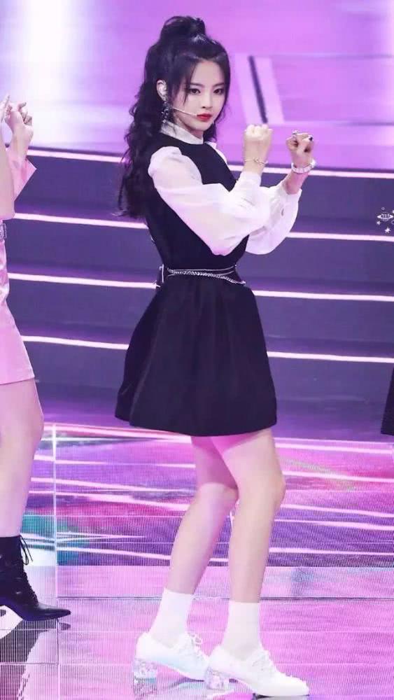 早春学杨超越穿“水晶鞋”，人美还高级