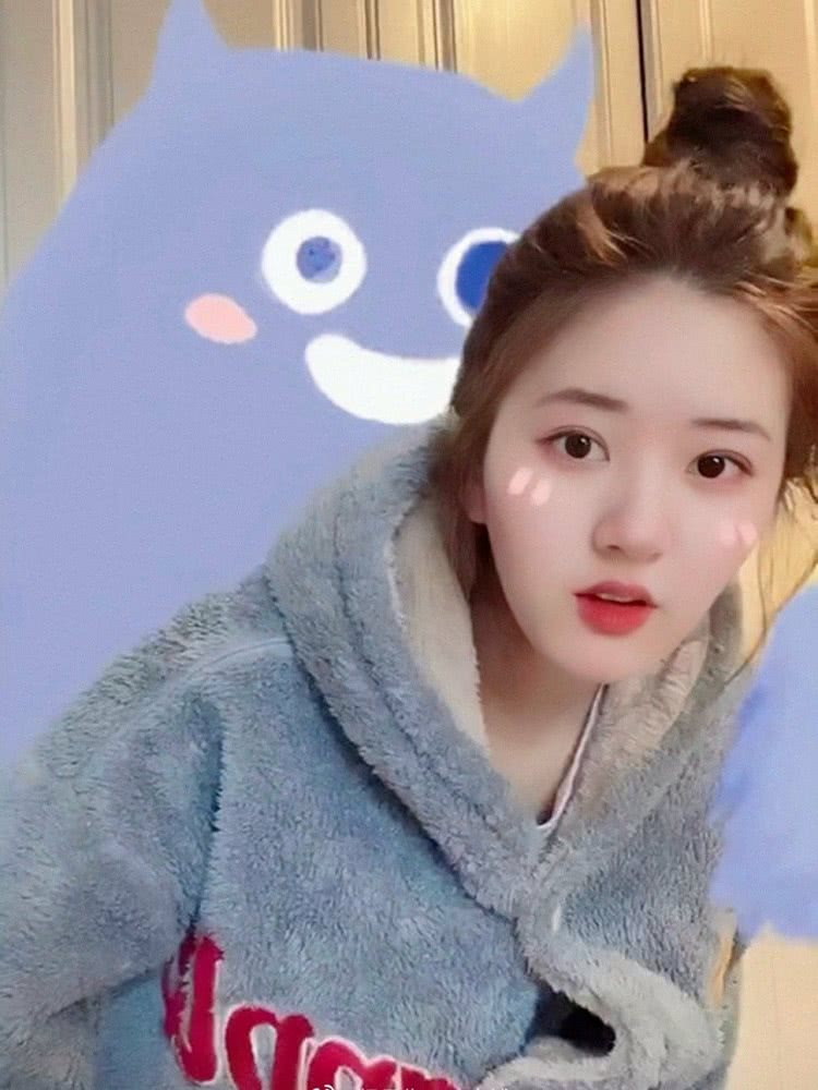 赵露思和徐璐任性挑战羊羔绒睡衣私房照，你觉得谁更可爱