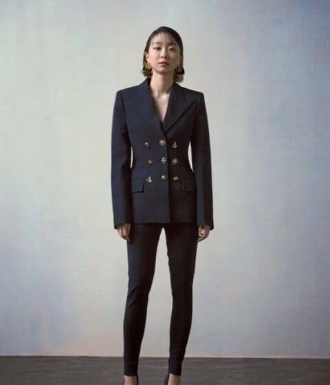 这位天才少女不仅演技爆棚，也是一位超会穿搭的时髦精，太带感了！