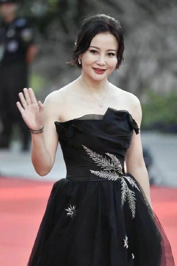 大小陶红同名不同命，一个事业家庭双丰收，一个51岁仍单身