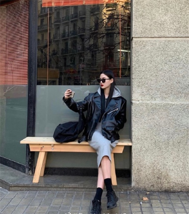 女人过了45岁,拍照学会这3招,轻松拍出大片感