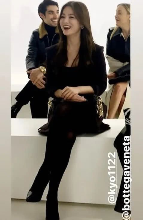 宋慧乔新造型方领短裙配高跟腿长吸睛，矮个子女性就该这样穿