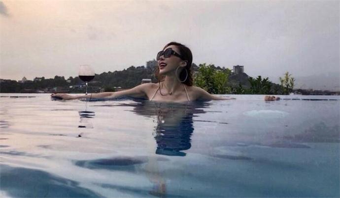 黛欣霓大尺度图片 直播间无下限的卖弄风骚引人犯罪遭嘲讽