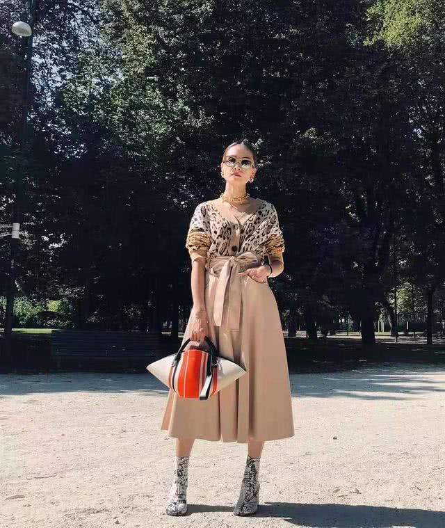 早春建议大家多穿“万能衫”，温柔又高雅，搭配裙子、裤子都好看