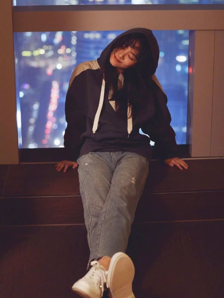 谭松韵卫衣搭配牛仔裤休闲减龄,羊毛卷刘海太抢镜