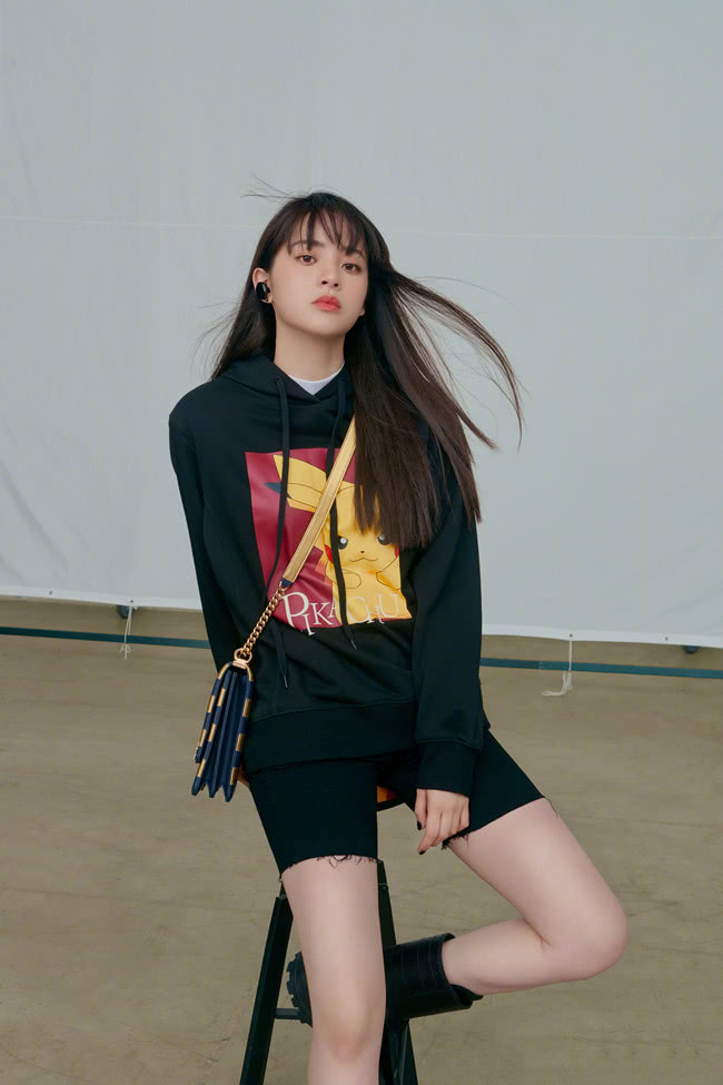 欧阳娜娜终于放弃匡威了，现在新带火的这款“毒液靴”，无敌潮