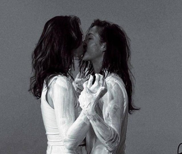 28岁人气女星晒与女友甜蜜合照,因公开出柜和性感身材备受争议