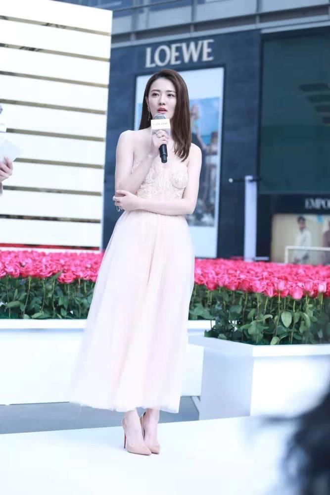 徐璐穿一袭抹胸连衣裙现身活动，高级又时髦
